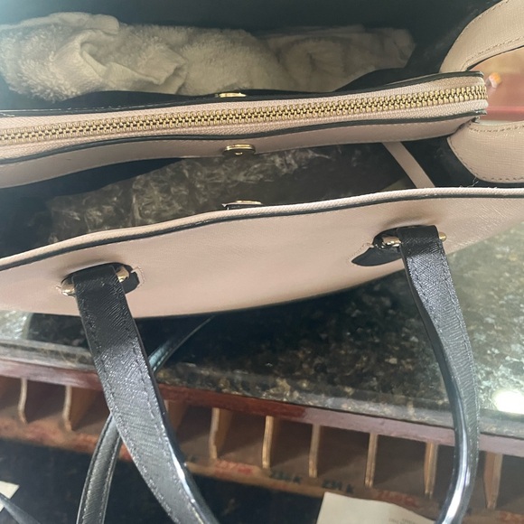 Kate spade 💕
Elegant Black and cream Handbag with Gold Accents Kate spade ♠️ - Picture 6 of 8